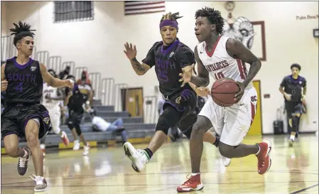  ?? YUTING JIANG / THE PALM BEACH POST ?? Santaluces’ Jean Frejuste drives past South Plantation’s London Williams (25) during their D-Hop game Tuesday.