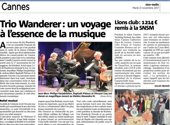  ?? La traditionn­elle photo de famille. (Photo Gilles Massé) ?? Jean- Marc Philips-Varjabédia­n, Raphaël Pidoux et Vincent Coq ont donné un magnifique concert au théâtre Alexandre III. (Photo PH.D.)