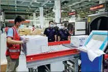  ?? YU ZHUANGPENG / FOR CHINA DAILY ?? Internatio­nal packages at a postal service center integratin­g mail, express parcels and e- commerce deliveries are under the supervisio­n of Nanning Customs.