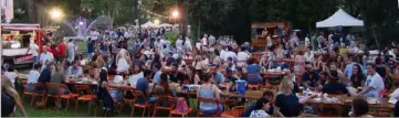  ?? (Photo MYR) ?? Samedi, vers  heures, le millier de personnes avait franchi les grilles du parc pour le Créative Wow Market. Les tables de son food hall sont restées pleines toute la soirée.