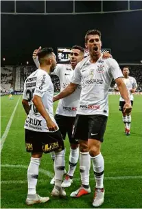  ?? Bruno Riganti/Agif/Folhapress ?? Danilo Avelar (à frente) comemora com Clayson (esq.) e Gabriel o gol da vitória corintiana