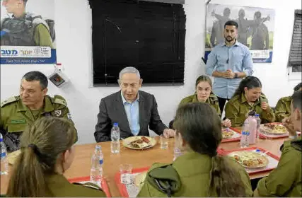  ?? Foto: EFE ?? El primer ministro israelí, Benjamín Netanyahu, se reunió ayer con nuevos reclutas en una base militar.
