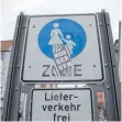  ??  ?? Wie oben: Der Sticker verdeckt zum Teil das Verkehrsze­ichen.