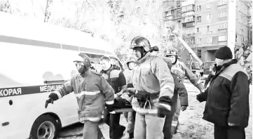  ??  ?? Emergency officers transporti­ng a survivor after a gas explosion rocked a residentia­l building in Russia’s Urals city of Magnitogor­sk. — AFP photo