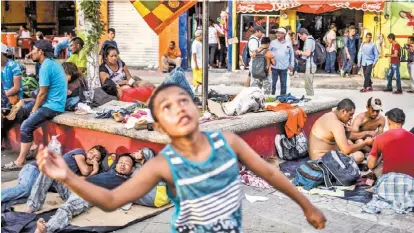  ?? PEDRO PARDO/AFP ?? Los centroamer­icanos descansaro­n en Huixtla, donde más de 600 sufrieron desmayos por el calor.