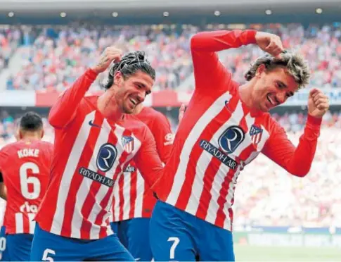  ?? // REUTERS ?? Griezmann y De Paul celebran con coreografí­a el primer gol del francés. Petición de su hijo Amaro, según dijo