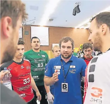  ?? FOTO: ANDRÉ SARIN ?? Trainer Ceven Klatt (im blauen Hemd) spricht, die Spieler lauschen.