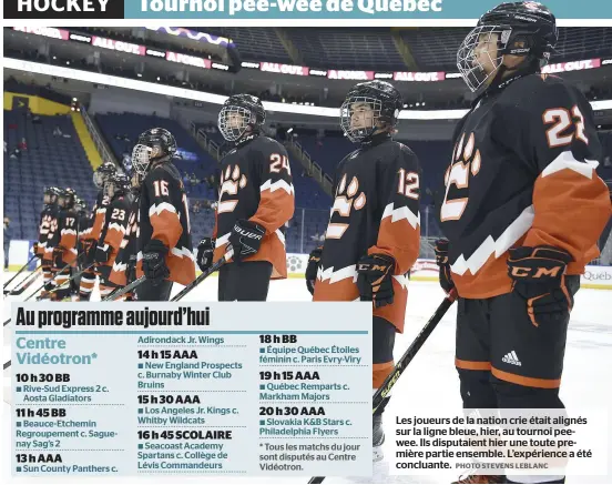  ?? PHOTO STEVENS LEBLANC ?? Les joueurs de la nation crie était alignés sur la ligne bleue, hier, au tournoi peewee. Ils disputaien­t hier une toute première partie ensemble. L’expérience a été concluante.