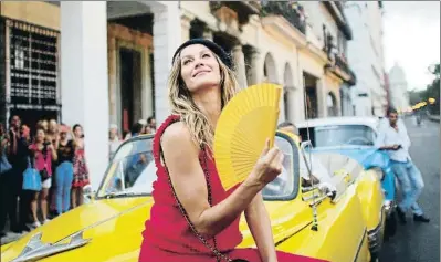  ?? ALEXANDRE MENEGHINI / REUTERS ?? Gisele Bündchen fue la estrella del desfile de Chanel en La Habana, en mayo del 2016