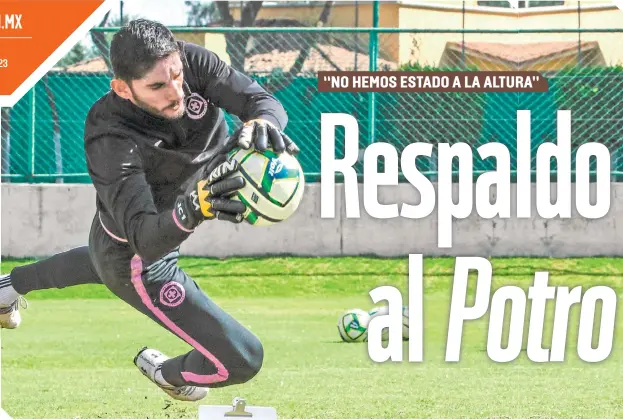  ?? FOTO:  CRUZAZUL FOTO: LUIS GARDUÑO ?? Jesús Corona atrapa el esférico, en el entrenamie­nto de La Máquina