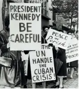  ??  ?? Protesters from the group ‘Women Strike for Peace’ hold placards relating to the Cuban Missile Crisis in New York