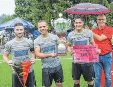  ?? ARCHIV-FOTO: THOMAS WARNACK ?? 2020 holt der SV Sigmaringe­n zum bislang letzten Mal den Pokal: Daniel Abdulahad (links) war schon damals Kapitän der Mannschaft.