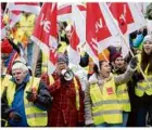  ?? ?? Mehr als 2000 Beschäftig­te legten am Dienstag die Arbeit nieder, wie hier in Tübingen.