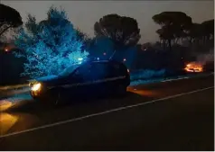  ?? (Photo Dr/gendarmeri­e ) ?? Grâce à la réactivité de certains automobili­stes qui sont intervenus avec des tapis de voiture et des bouteilles d’eau, le feu n’a parcouru que  m².