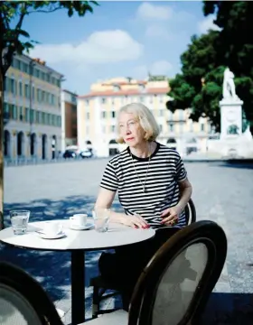  ??  ?? Liberté. Chantal Thomas, Café de la place, place Garibaldi, à Nice.