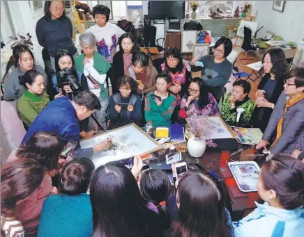  ?? PHOTOS PROVIDED TO CHINA DAILY ?? Dong Kecheng, a painter and professor at the Tianjin Academy of Fine Arts, gives students a lesson in painting.