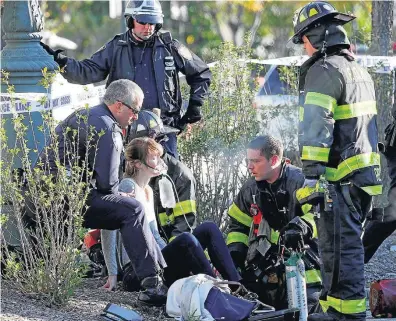  ?? BRENDAN MCDERMID/REUTERS ?? Medo de volta. Mulher é socorrida após atentado; autoridade­s defenderam que moradores mantenham rotina