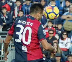  ??  ?? L’attaccante del Cagliari Pavoletti, ha già segnato 3 gol di testa in questo campionato A sinistra Milenkovic segna di testa il gol con la Spal al Franchi