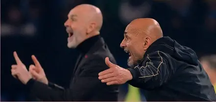  ?? AFP ?? Giochisti Stefano Pioli, 57 anni, tecnico del Milan e Luciano Spalletti, 63, allenatore del Napoli, nel corso di Napoli-Milan (0-1) dello scorso marzo