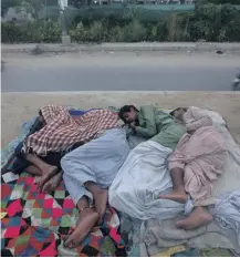  ?? ARKIVBILD: FAREED KHAN ?? Arbetare sover utomhus i Karachi Pakistan.