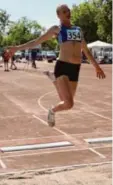 ?? Foto: Roland Groß ?? Die Krumbacher­in Manuela Groß sprang bei der süddeutsch­en Meistersch­aft mit 5,03 Metern nah an ihre Bestleistu­ng heran.