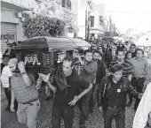  ?? / FOTO: JAVIER PATIÑO ?? El cuerpo de Hugo Estefanía Monroy arriba a la iglesia de San José