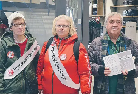  ?? FOTO: JONAS CARLSSON ?? DEMONSTRAN­TER. Ulla Rosén och Janet Sibose från Hyresgästf­öreningen och demonstran­ten Mario Corso.