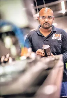  ?? RP-FOTOS (3): RALPH MATZERATH ?? Silva Kalum stammt aus Sri Lanka und absolviert nun die Ausbildung zum Industriem­echaniker.