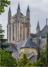  ??  ?? Ci-dessus : La tour sud fut gravement endommagée par un orage en 1809. Par la suite, le dôme qui la surmontait a été déposé. Quatre clochetons et une toiture pyramidale signent la fin de sa reconstruc­tion.
historie le Jugement dernier et la Résurrecti­on, en trois registres: les morts s'échappant de leurs tombeaux; saint Michel séparant les Élus et les Damnés; le Christ en Majesté.