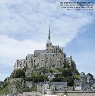  ??  ?? Les cyclotouri­stes pourront parcourir 450 km de pistes cyclables en France pour rejoindre le Mont-Saint-Michel. PHOTO D’ARCHIVES, AGENCE QMI