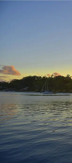  ??  ?? BILDSKÖNT. Solnedgång i Port Vila, Vanuatus charmiga huvudstad.