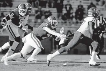  ?? [BRYAN TERRY/ THE OKLAHOMAN] ?? Oklahoma's Ronnie Perkins (7) chases after Kansas' Jalon Daniels (17) during the Sooners' 62-9 win on Nov. 7.