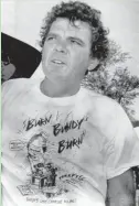  ?? ASSOCIATED PRESS ?? George Johnson of Jacksonvil­le, Fla., talks about the “Burn Bundy Burn” T-shirts he was selling outside Florida State Prison in Starke, Fla., in anticipati­on of Theodore Bundy’s execution on Jan. 24, 1989.