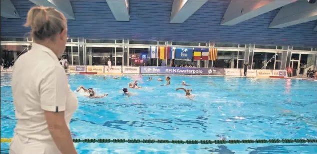  ??  ?? EL CAR DE SANT CUGAT. La piscina del CAR, que cumple las condicione­s de la FINA, albergó el partido entre España e Israel pertenecie­nte a la Liga Mundial de waterpolo.
