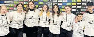  ?? STURMTIFO.COM ?? Unterstütz­erin Nicole, Mara Schönauer (17), Sophie Menhardt (18), Fiona Rebernig (17), Emily Bissmann (18), Victoria Schmid (18) und die Unterstütz­er Rian und Morath