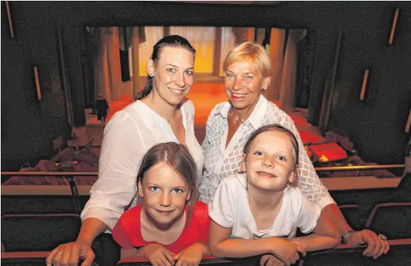  ?? FOTOS: DANIEL HÄFELE/PRIVAT (3) ?? Oma, Tochter und Enkel sind schon auf der Bühne des Schützenth­eaters gestanden: Carolin Pietretzki (links), Eleonore Frohnen (rechts), Lilly und Lotta.