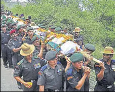  ?? DEEPAK SANSTA /HT ?? Army personnel carrying mortal remains of Nowgam martyrs at Subathu in Solan on Wednesday.
