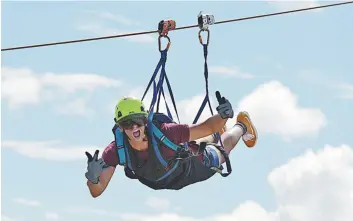  ??  ?? OTRA EXPERIENCI­A. “El Monstruo” es la principal atracción. El zip line tiene una altura de 1,200 pies y recorre una distancia de 2.5 kilómetros sobre las montañas de Orocovis.