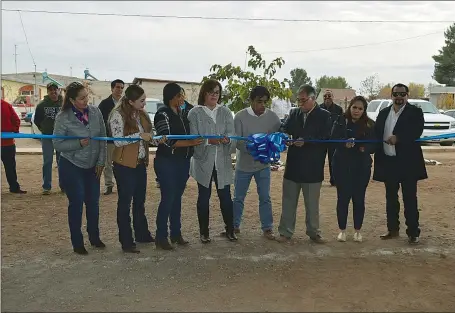  ??  ?? EL aLCaLdE y regidores del Ayuntamien­to realizan el corte de inauguraci­ón