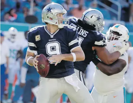  ?? THE ASSOCIATED PRESS ?? Dallas Cowboys quarterbac­k Tony Romo threw two TD passes Sunday in a 24-14 victory over the Dolphins in Miami.