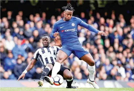  ??  ?? Batshuayi(à direita) chegou ao Chelsea em 2016, fez 53 jogos e depois foi cedido ao Dortmund e agora ao Valência