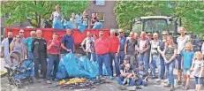  ?? FOTO: VERSCHÖNER­UNGSVEREIN UEDESHEIM ?? Die Uedesheime­r packten fleißig beim „R(h)einemachta­g“an und brachten ihren Ort auf Vordermann.