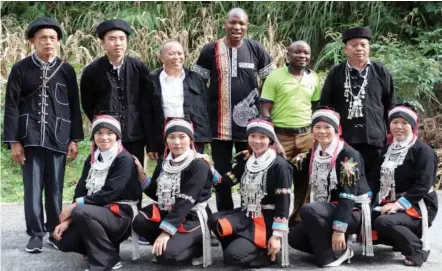  ??  ?? Photo：The writer (fourth back) with people of Yao ethnic group in Yunnan Province in September