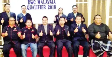  ??  ?? MUJI (duduk, tengah) bersama jawatankua­sa penganjur saringan Dance World Cup .