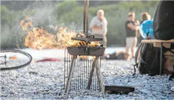  ?? FOTO: LUKAS BARTH/DPA ?? Wie hier an der Isar in München darf künftig nicht mehr nur allein mit der Familie gegrillt werden.