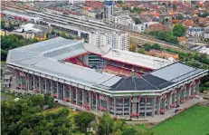  ?? FOTO: WITTEK/DPA ?? Das Fritz-Walter-Stadion in Kaiserslau­tern: 2006 fanden hier bei der WM vier Gruppenspi­ele und ein Achtelfina­le statt. Erwin Saile, Chef der Stadionges­ellschaft, würde gerne auch die EM 2014 nach Kaiserslau­tern holen.