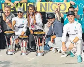  ?? AFP PHOTO ?? Lewis Hamilton celebrates his win with teammate Nico Rosberg, tennis player Venus Williams and the Mercedes team in Austin on Sunday.