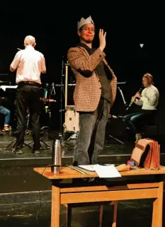  ?? Foto: Jochen Klenk ?? Der junge Dozent (Jakob Egger) ist statt in der Uni im Theater gelandet. Egal, dann doziert er eben dort über den deutschen Wald.