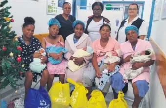  ?? ?? Personeel van die Mosselbaai Provinsial­e hospitaal hier saam met die vyf mammas wat op Kersdag geboorte geskenk het. Links agter: verpleegst­er Mthabiseng Mpuhle, suster Maureen Williams en verpleegst­er Constance van Niekerk. Voor sit die mammas, Nadine Joseph, Asanda Nonyondla, Ethel Thungela, Anushka Moolman en Santania Isaacs met hul nuwelinge.