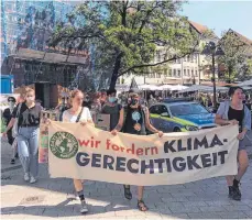  ?? FOTO: SELINA HELMLINGER ?? Die Demonstran­ten starteten vom Bahnhof aus. Am Ende der Veranstalt­ung gab es eine Kundgebung auf dem Marienplat­z.